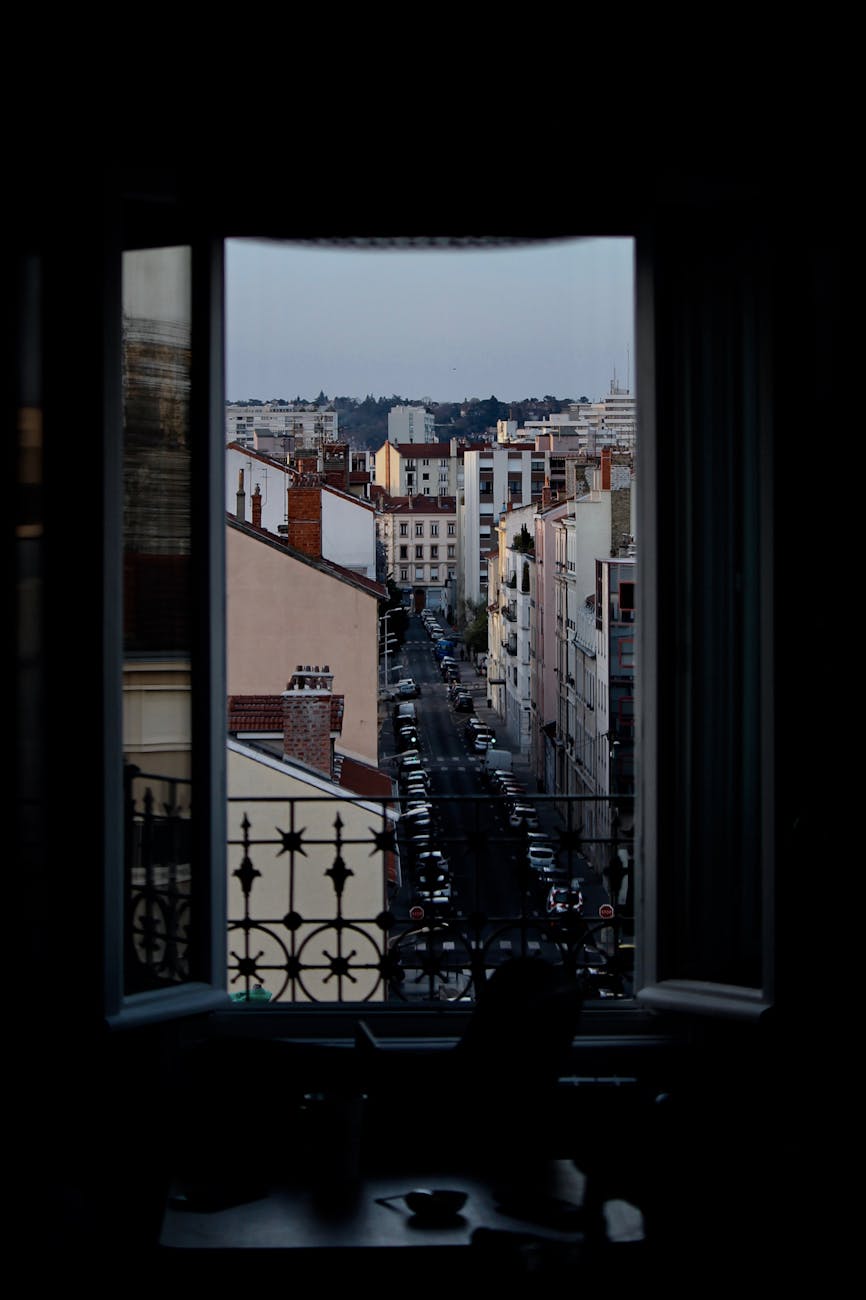 Fenêtre ouverte sur la ville