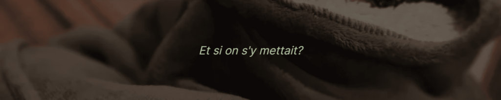 Texte "Et si on s'y mettait ?" écrit sur des plis de tissus duveteux.