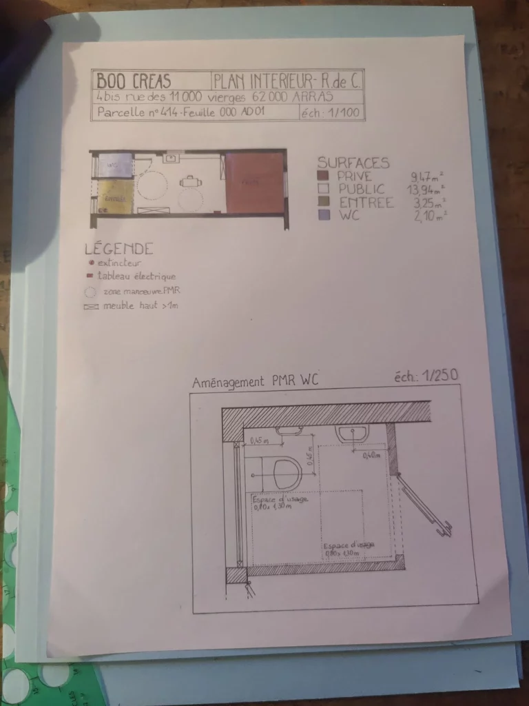 Page A4 avec un cartouche d'informations en haut, un plan en dessous avec des légendes et un cartouche avec un plan zoomé en bas.