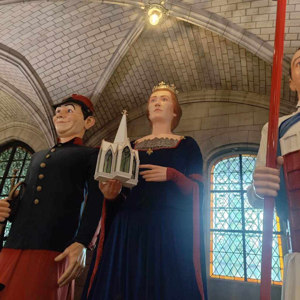 Photo de la géante Mahaut d'Arras portant une couronne et un bâtiment.