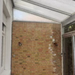 Efflorescence et humidité verticale sur mur en brique